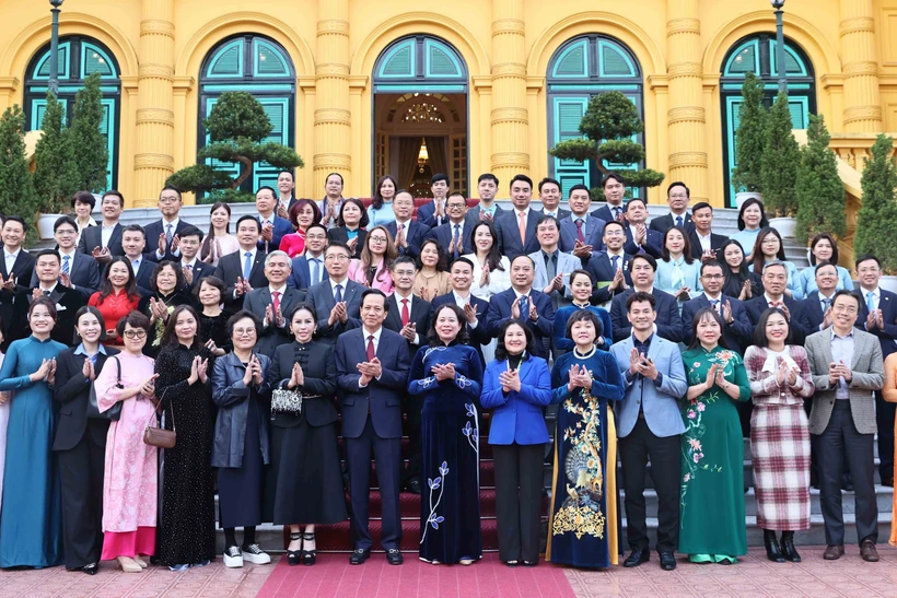 越南国家副主席武氏映春会见为越南儿童基金会做出贡献的爱心人士。图自越通社