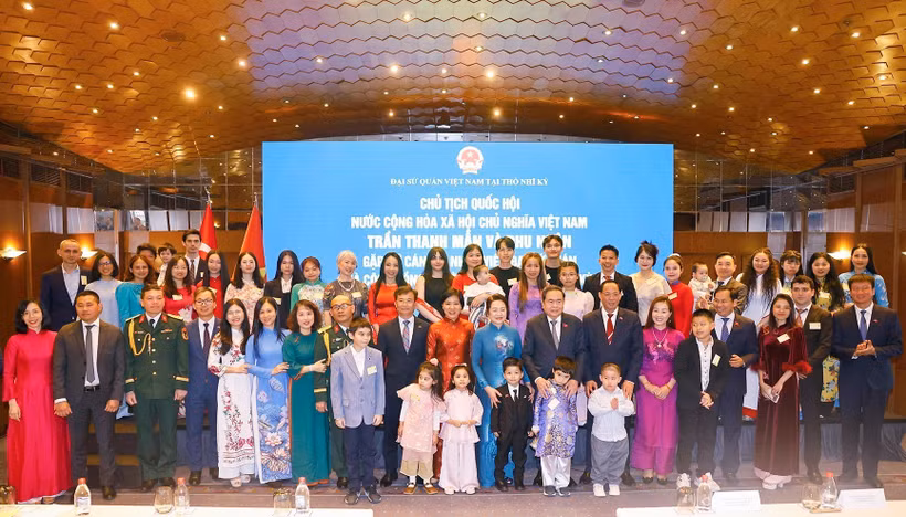 越南国会主席陈青敏和夫人阮氏清娥及越南高级代表团同越南驻土耳其大使馆干部、工作人员及旅土越南人社群合影。图自越通社