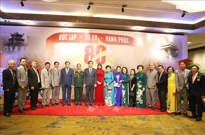 与会代表合影。图自越通社