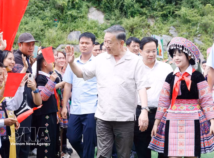 越共中央总书记、国家主席苏林率团出席山罗省云湖乡龙良全民保卫祖国安全日活动。图自越通社