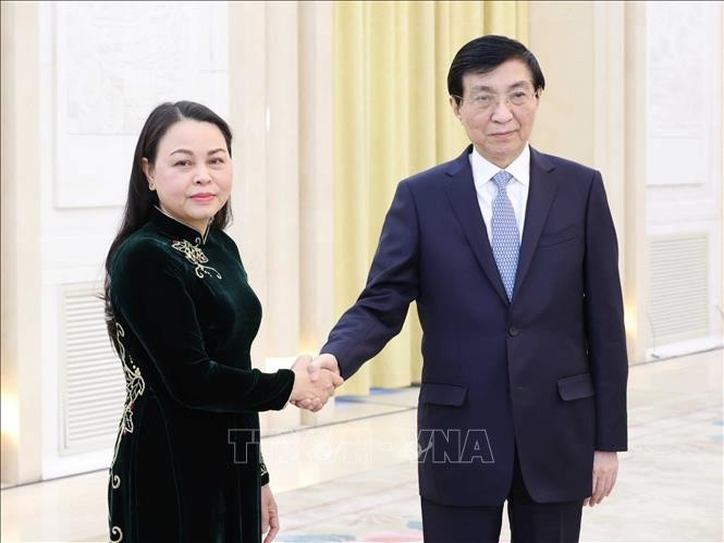 越南祖国阵线中央委员会副主席兼秘书长阮氏秋河与中共中央政治局常委、全国政协主席王沪宁。图自越通社