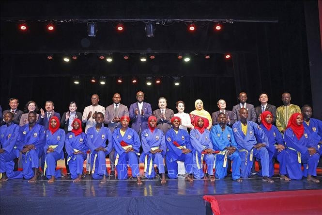 越南国会主席陈青敏与夫人造访塞内加尔越武道俱乐部。图自越通社