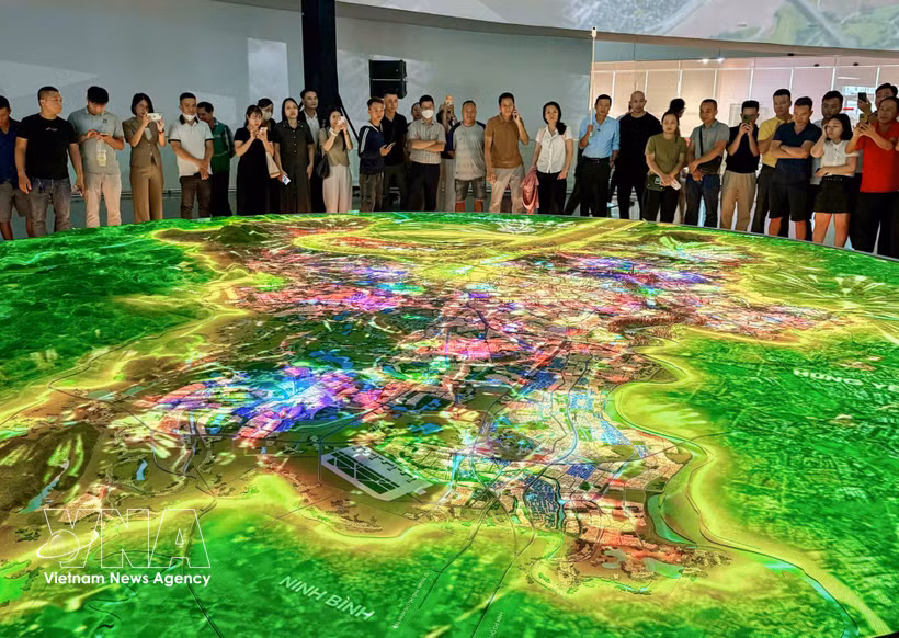 河内市民参观《河内首都总体规划（百年愿景）》展览。图自越通社