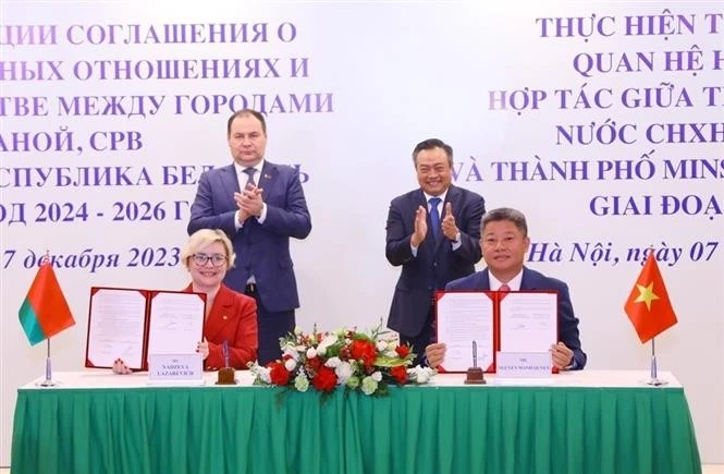 河内市与明斯克市友好合作协议行动计划签字仪式。图自越通社