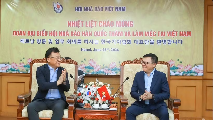 越共中央委员、《人民报》总编辑、越南新闻工作者协会主席黎国明（右）与韩国记者协会会长朴钟贤。图自越通社