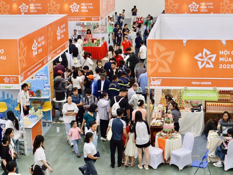 游客参观2025年首届秋季博览会。图自越通社