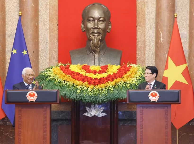 越南国家主席梁强与欧洲理事会主席安东尼奥·科斯塔会见记者。图自越通社