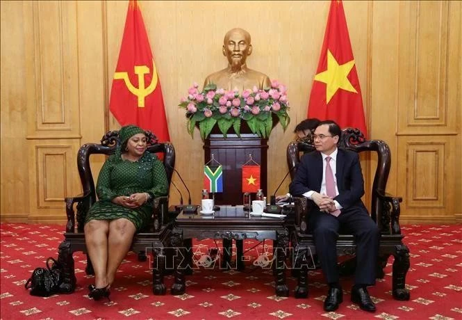 越南胡志明国家政治学院副院长杨忠意会见了正在对越南进行工作访问的非洲人国民大会副秘书长莫库亚尼。图自越通社