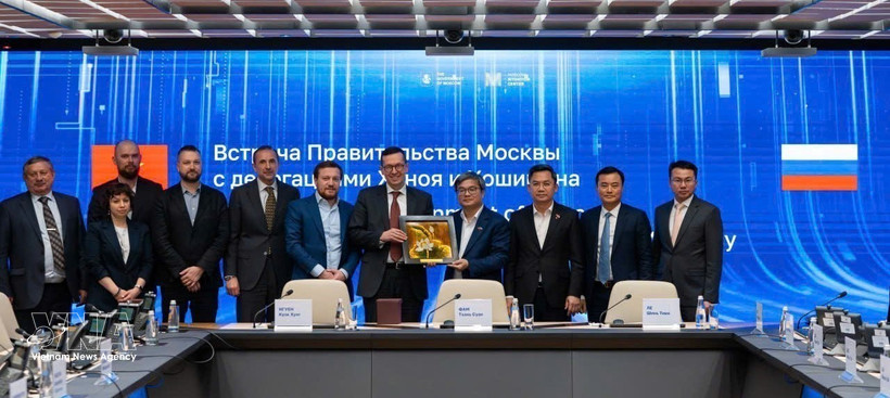 双方代表合影。图自越通社