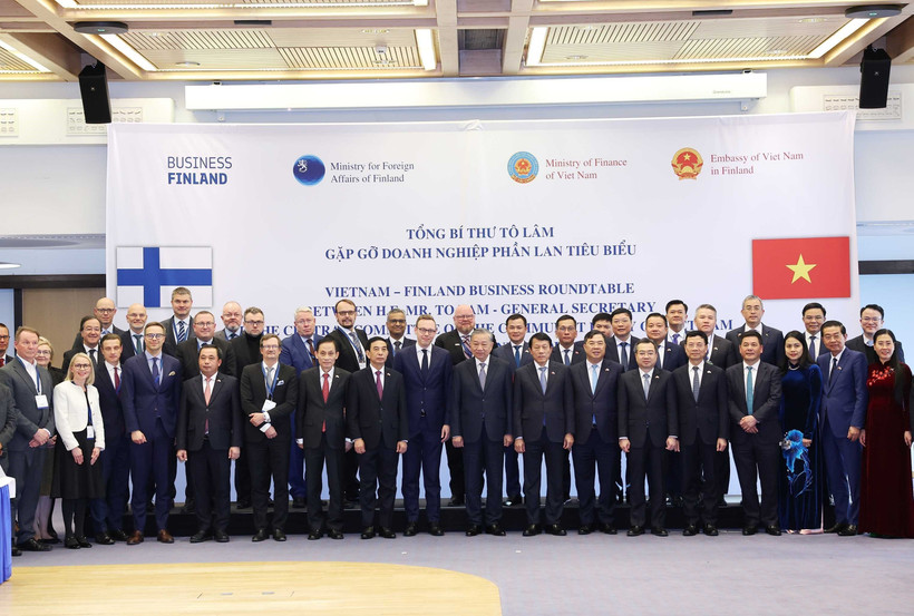 双方代表合影。图自越通社