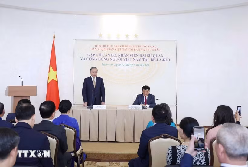 苏林总书记会见越南驻白俄罗斯大使馆工作人员和侨胞代表。图自越通社