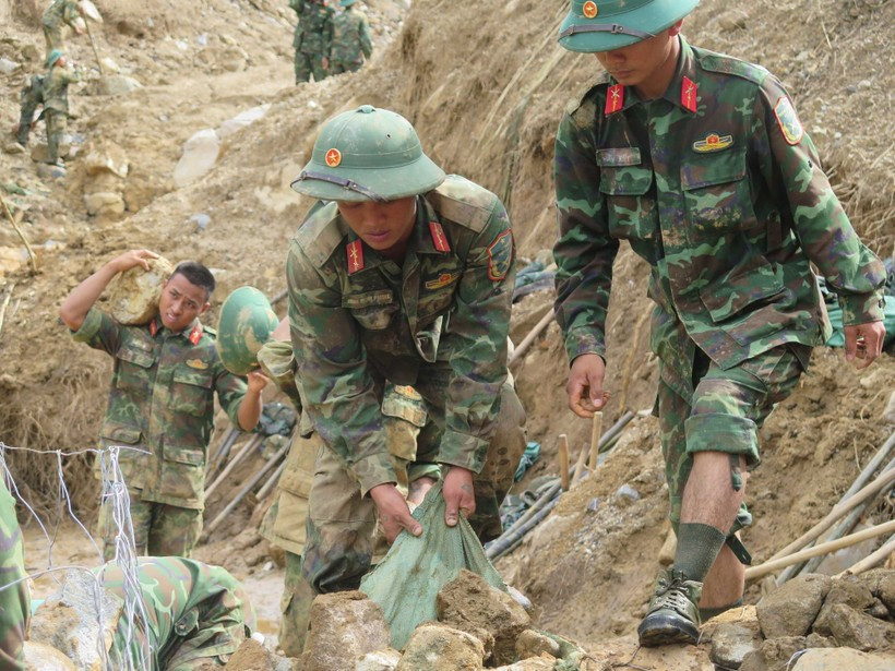  34军团士兵正在玉灵乡开展道路疏通工作。图自越通社