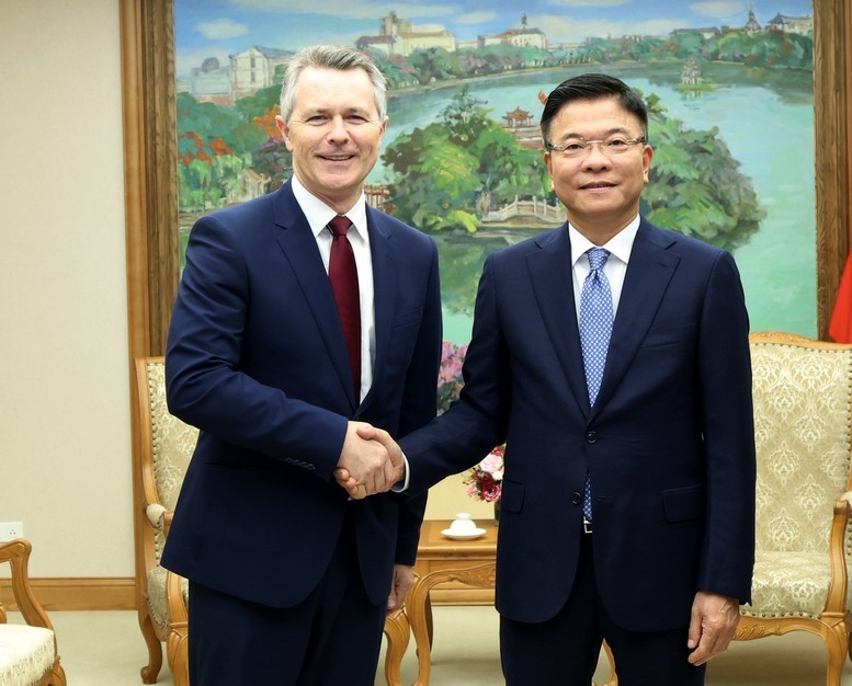 越南政府副总理黎成龙与澳大利亚教育部长杰森·克莱尔。图自越通社