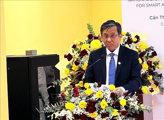 芹苴大学校长陈中性副教授发言。图自越通社