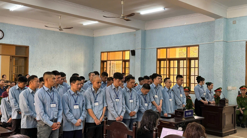 37名被告受审。图自越通社