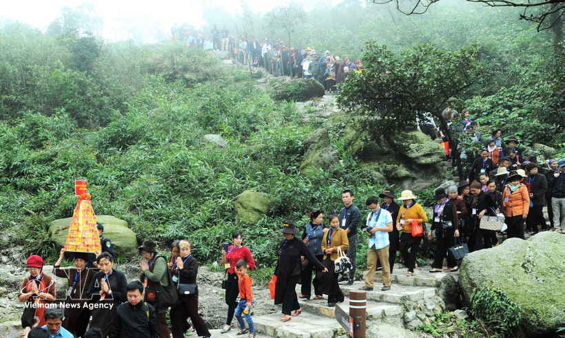 游客涌向北宁省西安子信仰生态旅游区。图自越通社