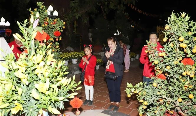 大年初一去寺庙烧香祈福——旅老越南人喜迎新春的文化之美。图自越通社