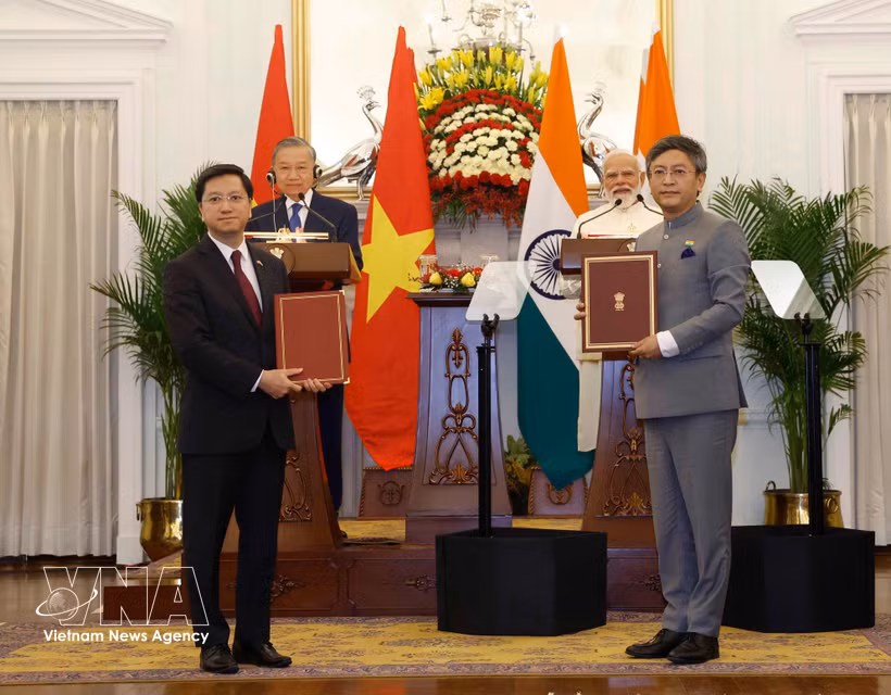 越共中央总书记、国家主席苏林与印度总理纳伦德拉共同见证越印合作文件交换仪式。图自越通社