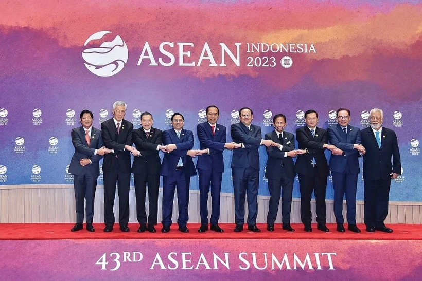 附图：出席第43届东盟峰会的东盟各国领导人合影。图自互联网