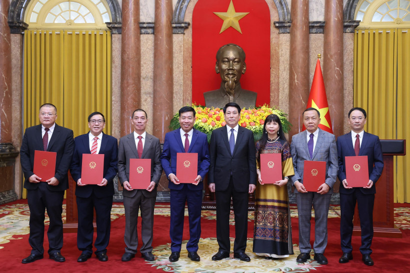 越南国家主席梁强同越南驻外大使和首席代表合影。图自越通社