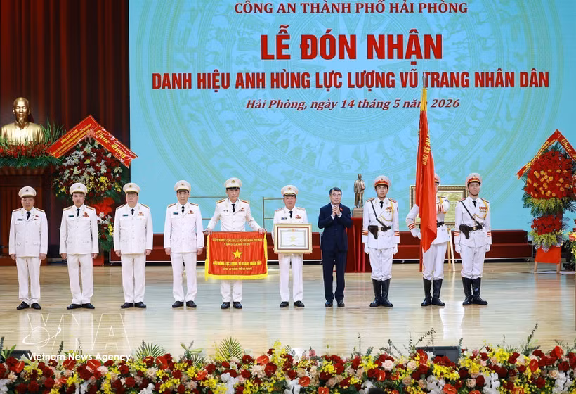 黎明兴总理出席海防市公安局“人民武装力量英雄”称号颁授仪式。图自越通社