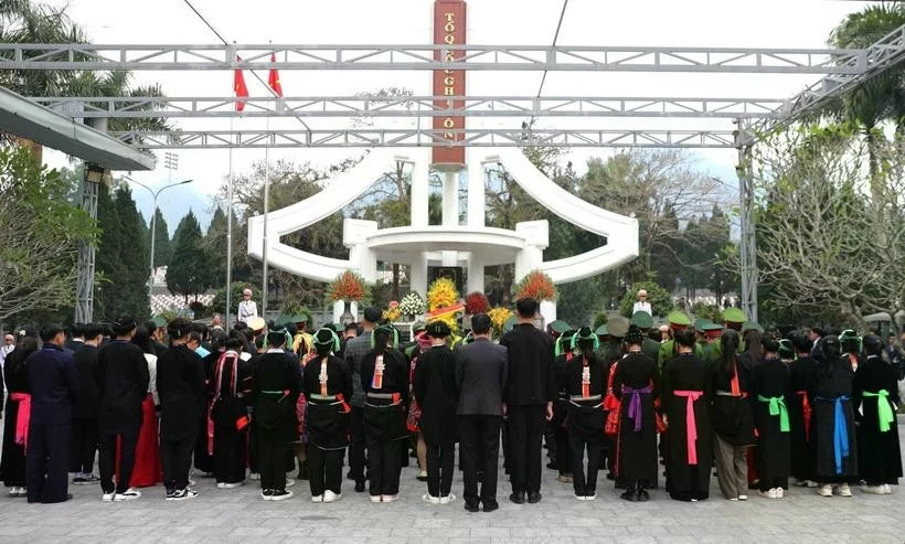 众多民众前来河江省渭川国家烈士陵园进香。图自越通社