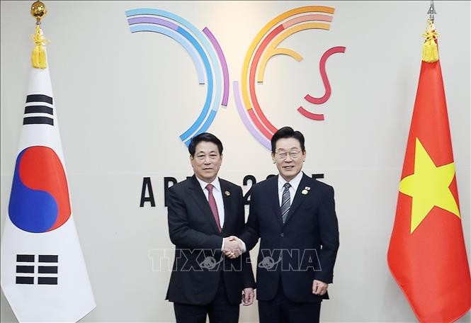 越南国家主席梁强与韩国总统李在明。图自越通社