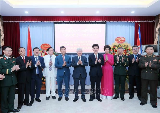 越南祖国阵线中央委员会主席杜文战同与会代表合影。图自越通社