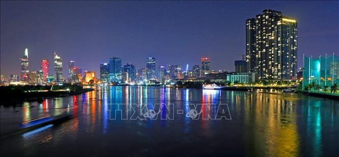 凭借现有优势，加上国际金融中心发展战略，胡志明市正受到国内外投资者的关注。图自越通社