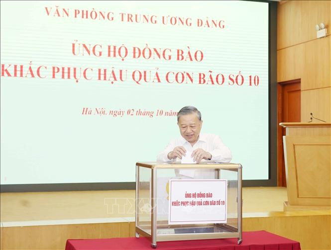 越共中央总书记苏林参加慈善一日捐活动。图自越通社