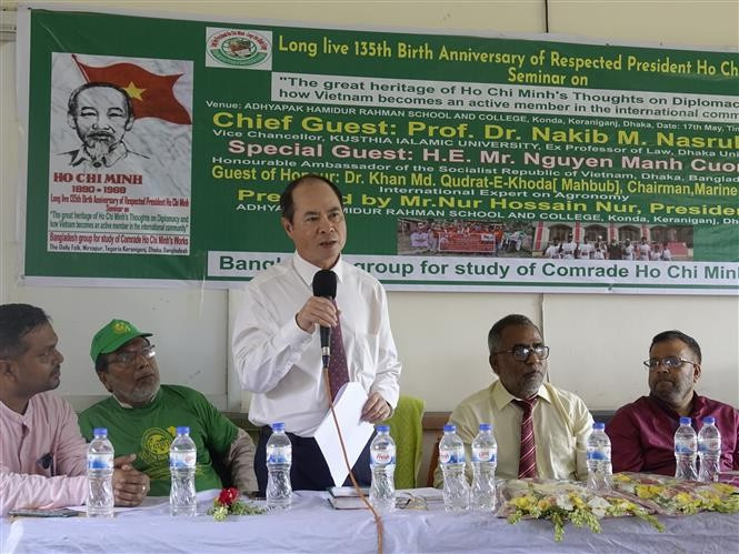 越南驻孟加拉国大使阮孟强在会上发言。图自越通社