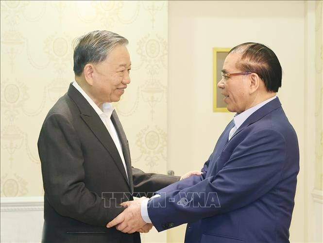 苏林总书记春节到来前走访慰问原越共中央总书记农德孟。图自越通社