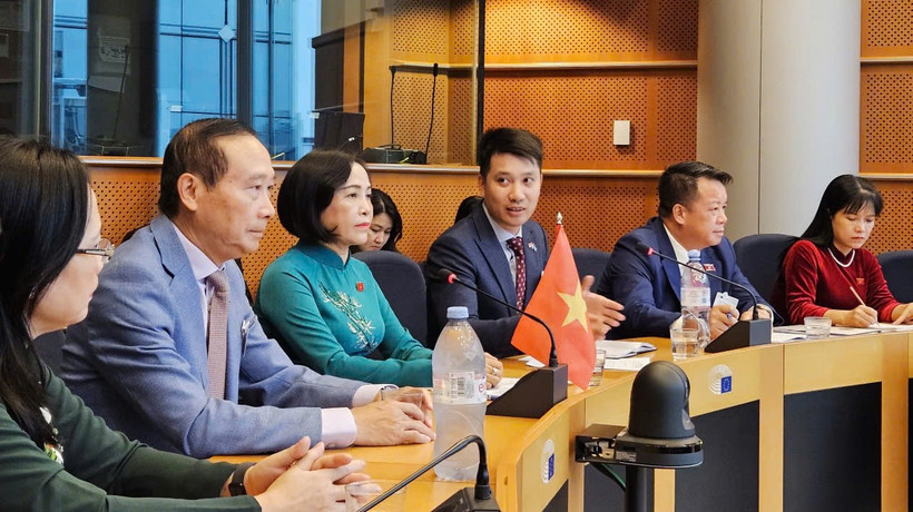 国会副主席阮氏清与比利时联邦参议院第一副议长安德里斯·格雷弗罗伊举行了会谈。图自人民代表报