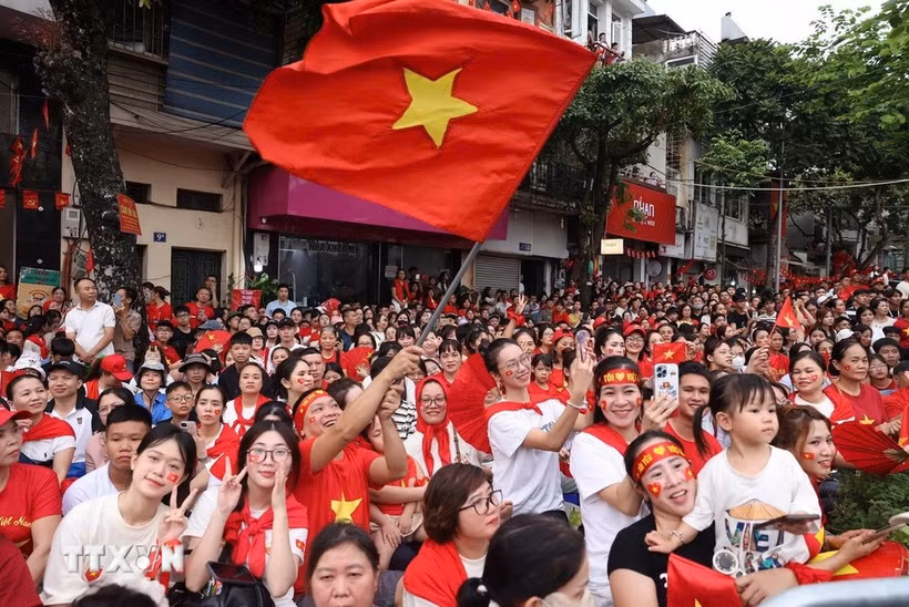 市民热情迎接阅兵游行队伍。图自越通社