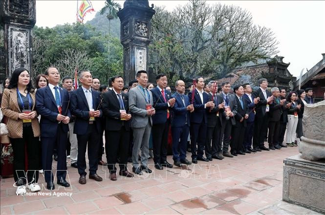 侨胞代表团前往宁平省华闾古都国家级特殊遗迹区丁先黄祠和黎大行祠上香。图自越通社