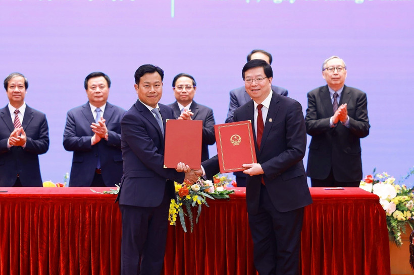 2025年3月，越南河内国家大学与中国清华大学领导签署学生交流合作协议。越南河内国家大学供图