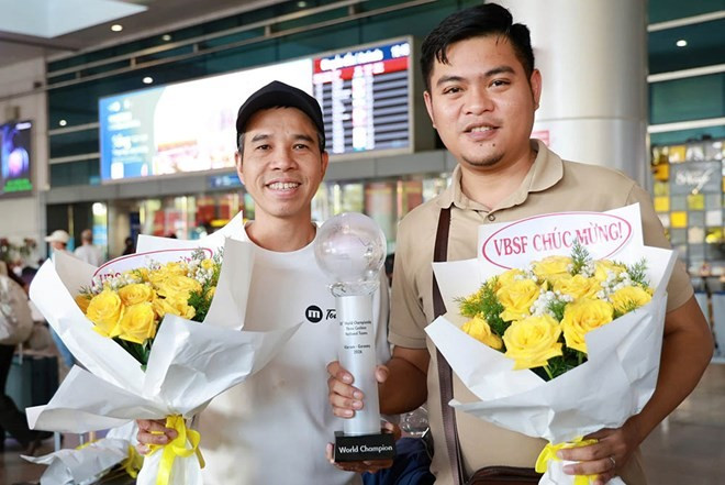 两名选手陈决战（左）和阮陈青字。图自劳动报