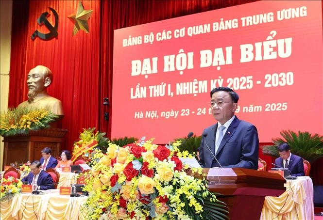 越共中央政治局委员、书记处常务书记、直属机关党委书记陈锦秀发言。图自越通社