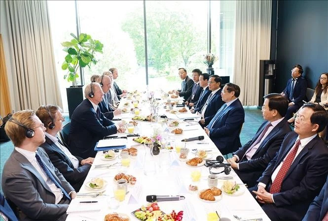 越南政府总理范明政与瑞典大型经济集团领导共进工作早餐。图自越通社