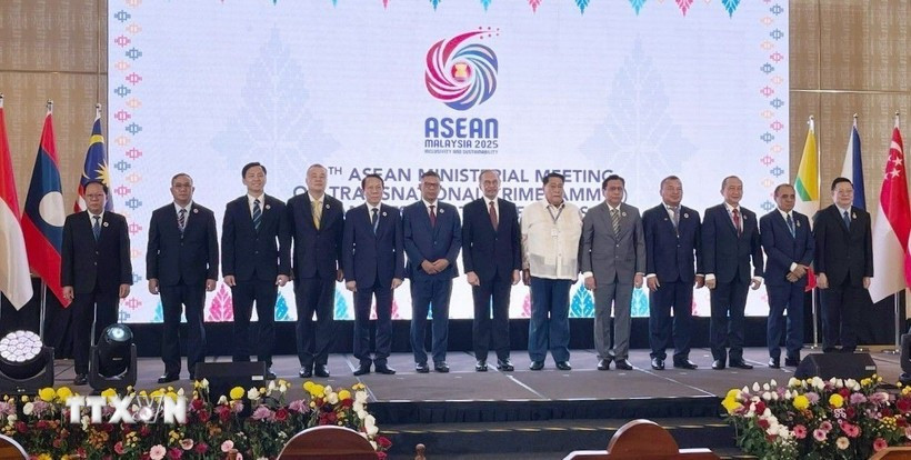 出席第19届东盟跨国犯罪部长级会议的与会代表合影。图自越通社
