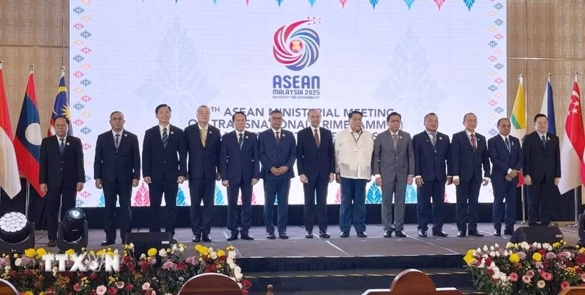 出席第19届东盟跨国犯罪部长级会议的与会代表合影。图自越通社