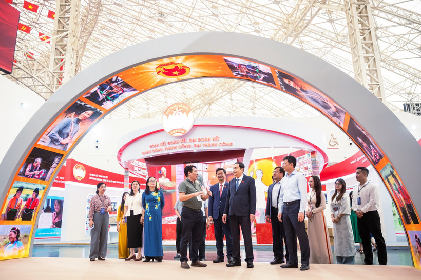 国会主席陈青敏检查“越南国会历史与使命”展览筹备工作。图自人民代表报