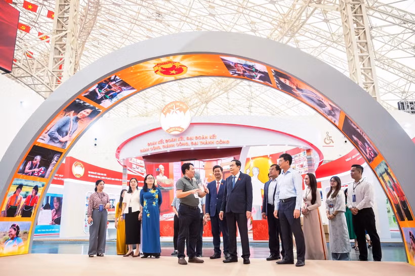 国会主席陈青敏检查“越南国会历史与使命”展览筹备工作。图自人民代表报