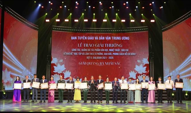 “学习和践行胡志明思想、道德、作风”主题创作奖（2021-2025年第二阶段）颁奖典礼场景。图自越通社