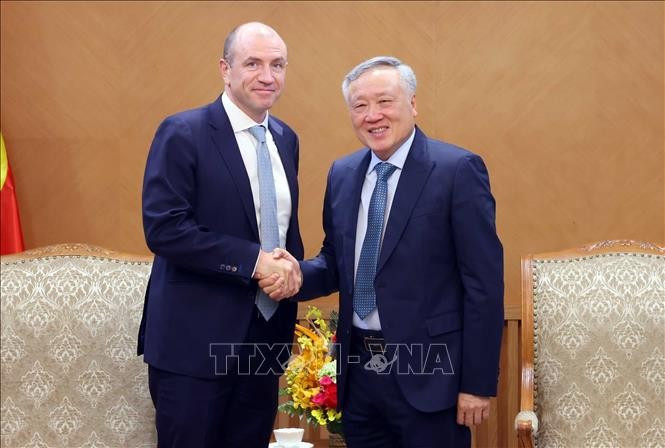 越南政府常务副总理阮和平与香港飞机工程有限公司（港机工程-Haeco）总裁邵瑞德。图自越通社