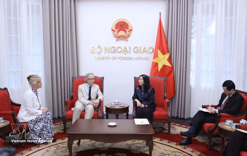 越南外交部副部长黎氏秋姮会见里士满公爵夫妇。图自越通社