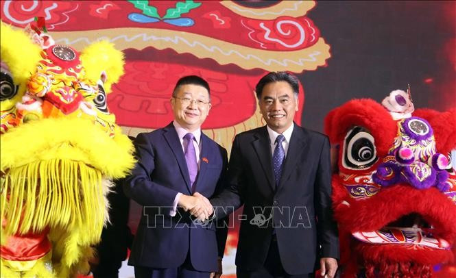 胡志明市人民委员会常务副主席阮禄河（右）与中国驻胡志明市总领事唐立。图自越通社