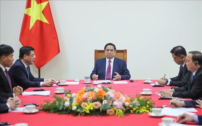 越南政府总理范明政与柬埔寨首相洪玛奈通电话。图自越通社