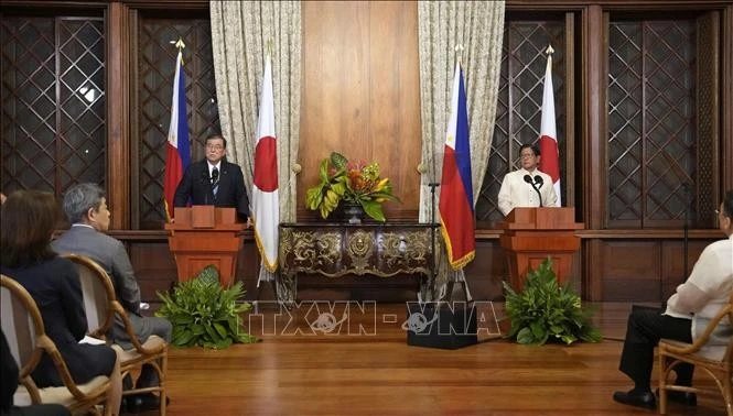日本首相石破茂与菲律宾总统费迪南德·马科斯共同见记者。图自越通社