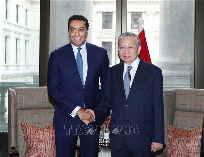 苏林总书记与渣打银行英国首席执行官赛夫·马利克。图自越通社